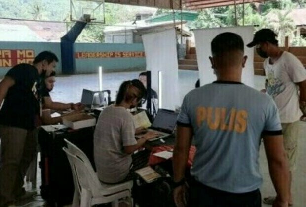 Cops assist in Davao de Oro PhilSys registration