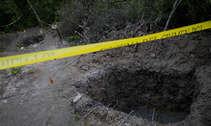 32 bodies, 9 human heads found in Mexico mass graves 32 bodies, 9 human heads found in Mexico mass graves