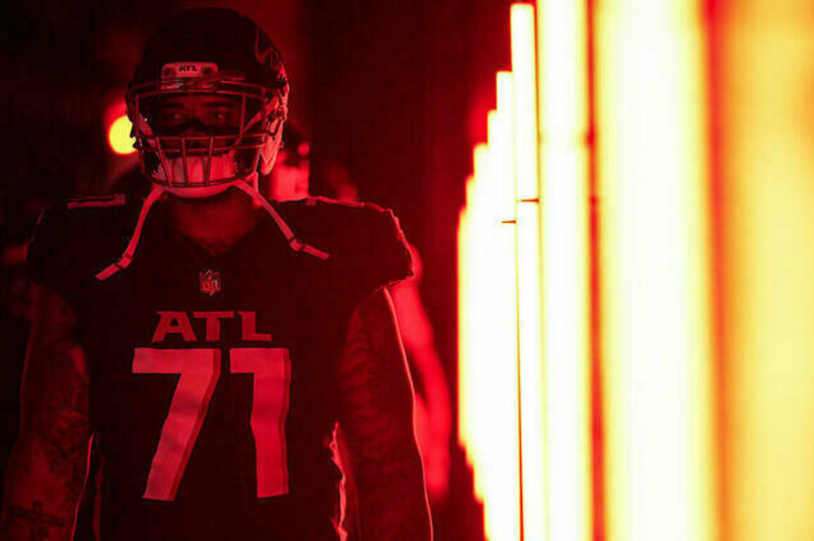 Falcons turning to versatile veteran Elijah Wilkinson
