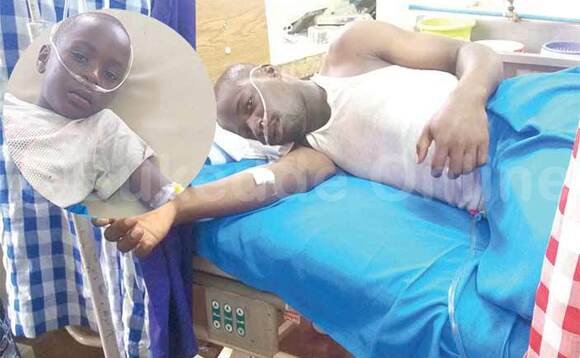 Omubuulizi Emmanuel Kimuli mu ddwaaliro e Mengo gy’ajjanjabirwa ne mutabani we. Omukyala n’abaana ababiri baafudde. Mu katono, Axam Muwanguzi 6, ku kitanda e Mengo. Nnyina ne baganda be babiri baafudde. Omubuulizi Emmanuel Kimuli mu ddwaaliro e Mengo gy’ajjanjabirwa ne mutabani we. Omukyala n’abaana ababiri baafudde. Mu katono, Axam Muwanguzi 6, ku kitanda e Mengo. Nnyina ne baganda be babiri baafudde.
