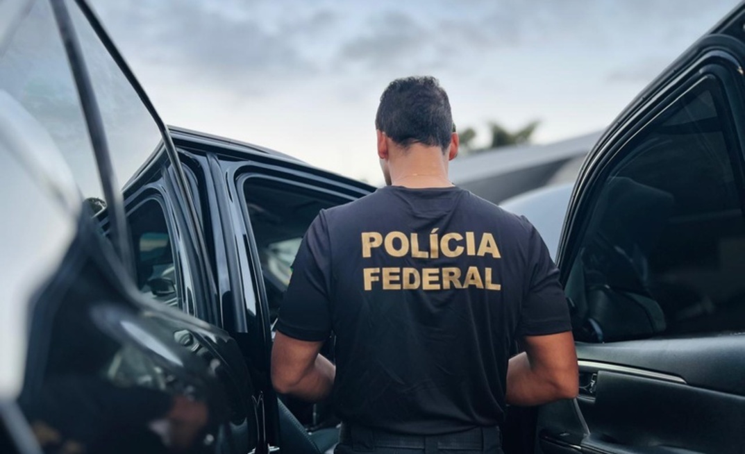 Agentes da PF cumpriram mandados em Santaluz (BA)