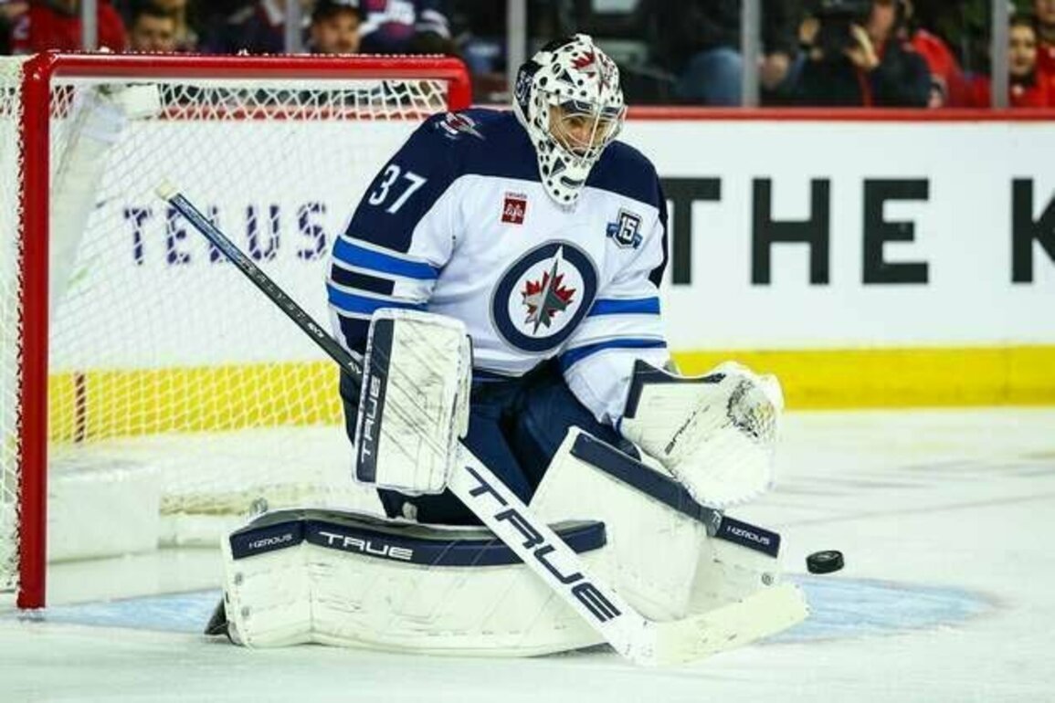 Report: Jets G Connor Hellebuyck (knee) out 4-6 weeks