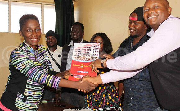 Sophie Gombya ng'afuna ebiwandiiko okuva eri omwogezi wa yunivasite ya St.Lawrence Sophie Gombya ng'afuna ebiwandiiko okuva eri omwogezi wa yunivasite ya St.Lawrence