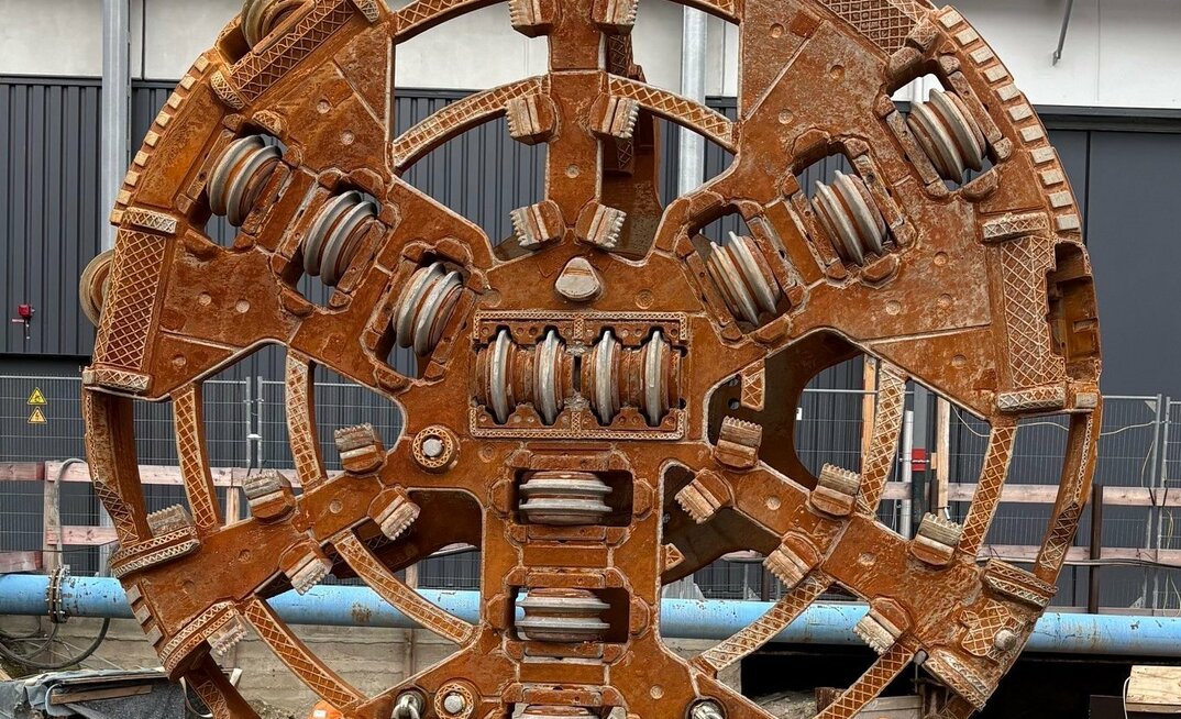 Implenia’s TBM “Candela” being lifted out of the tunnel at the finish line at Umspannwerk Mitte, Berlin
