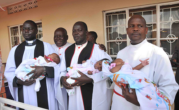 Okuva ku ddyo, Canon Balamaze, Provost Ssebudde ne Rev. Amos Namwanja nga basitudde abaana wakati mu kusaba. Okuva ku ddyo, Canon Balamaze, Provost Ssebudde ne Rev. Amos Namwanja nga basitudde abaana wakati mu kusaba.