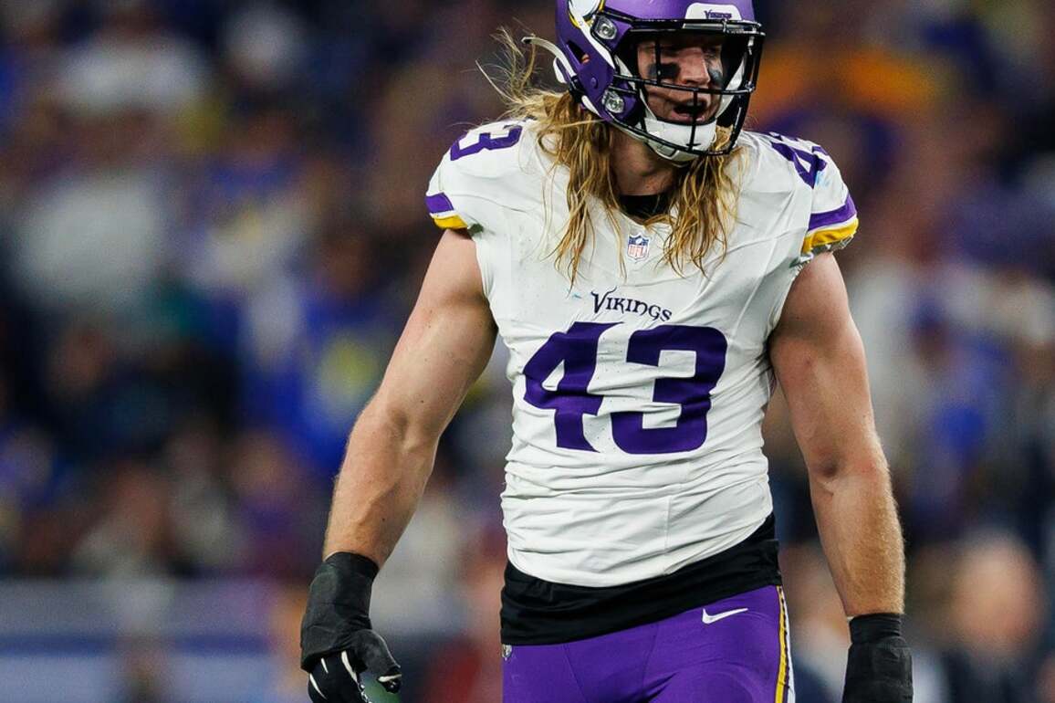 Vikings extend Pro Bowl edge rusher Andrew Van Ginkel