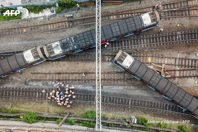 Train derails in Hong Kong during rush hour