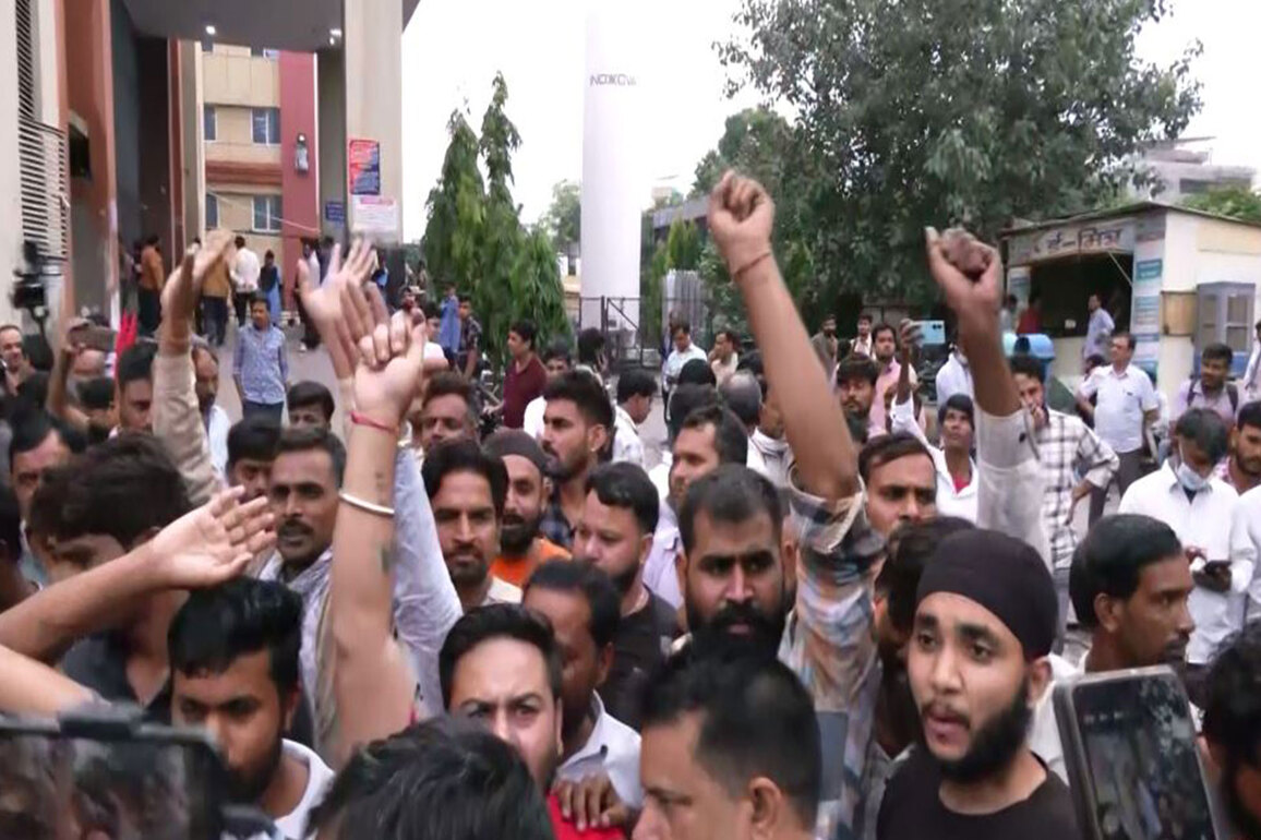 Jaipur hospital fire: Victims' relatives protest outside SMS Hospital, allege negligence by staff