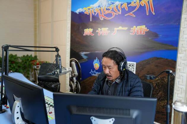 CHINA-XIZANG-LHASA-TIBETAN TRANSLATOR (CN)
