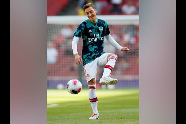 Per Mertesacker hails 'genius' Mesut Ozil
