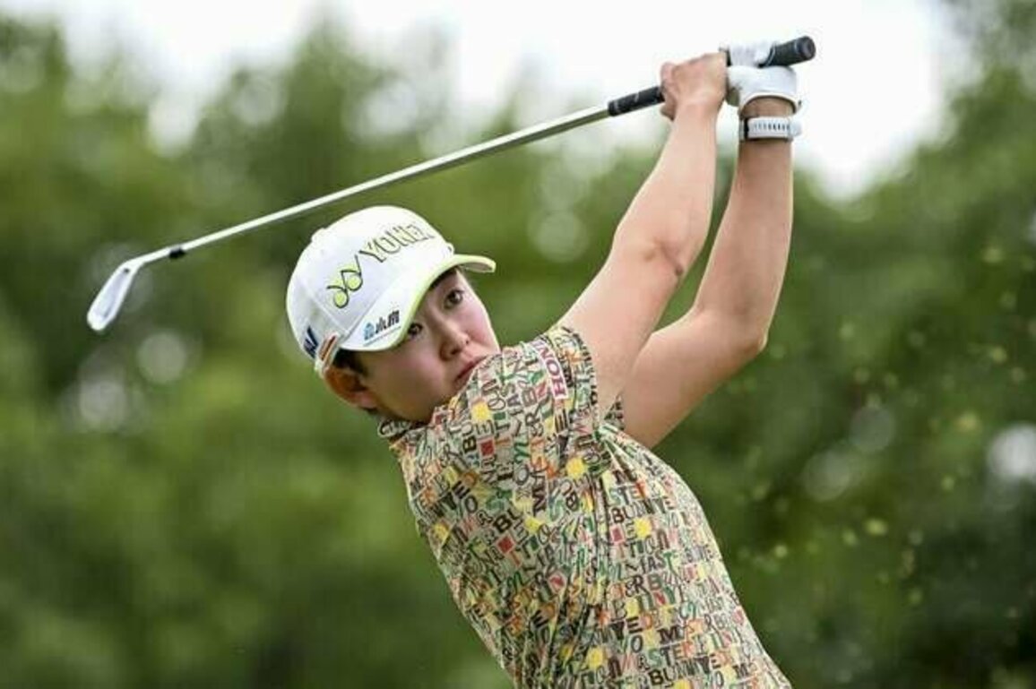 Akie Iwai 1 shot up on 8 challengers at Lotte Championship