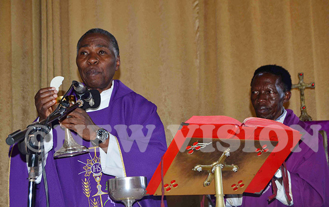  sgr erald alumba left and r azibwe during the memorial mass for the departed members of hrist the ing hurch hoir 