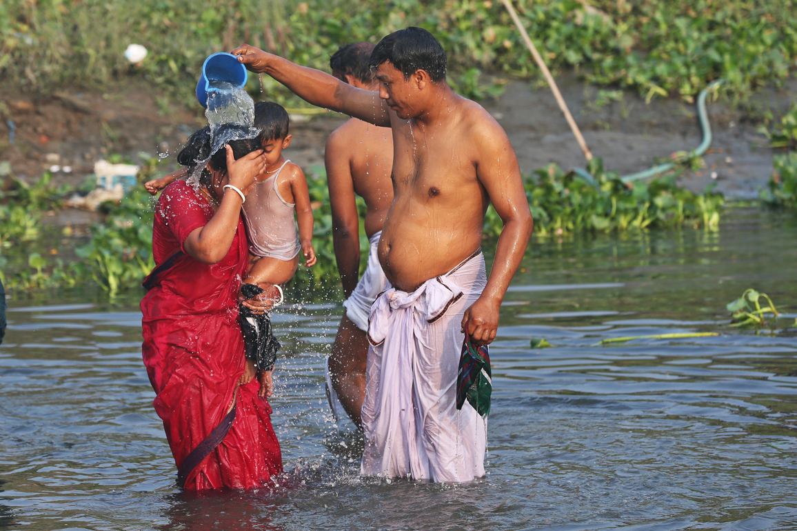 BANGLADESH-NARAYANGANJ-HINDUS-HOLY BATH