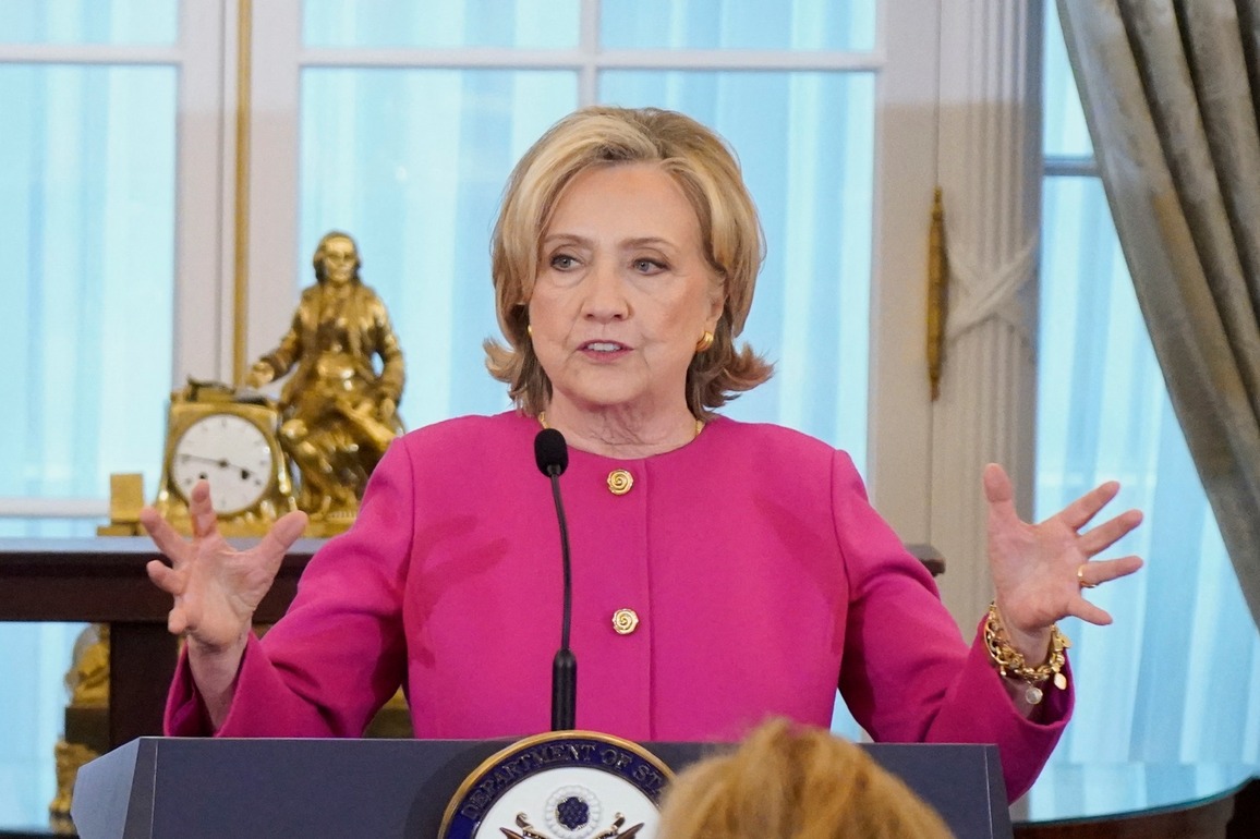 Hillary Clinton says she will nominate Trump for Nobel Peace Prize if he brokers peace deal between Russia, Ukraine