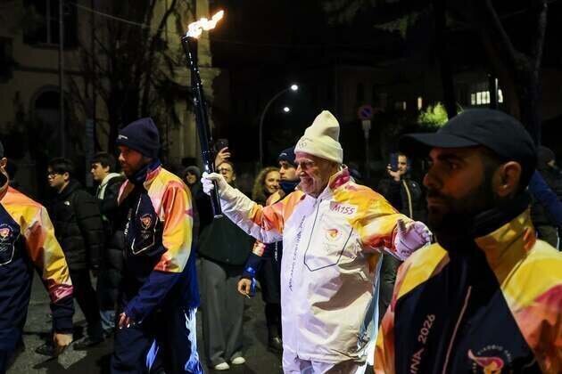 Torch arrives in Milan to cheers and protests