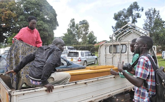 Najjingo ne banne nga bali ku mmotoka ey'omulambo nga balinda ekipapula bagende e Mitalamaria okuziika. Wano nga bali ku woofiisi ya RDC e Mukono. Najjingo ne banne nga bali ku mmotoka ey'omulambo nga balinda ekipapula bagende e Mitalamaria okuziika. Wano nga bali ku woofiisi ya RDC e Mukono.