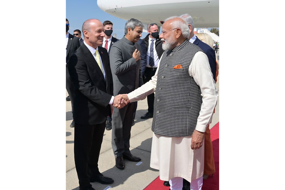Israeli Envoy to India welcomes PM Modi upon arrival
