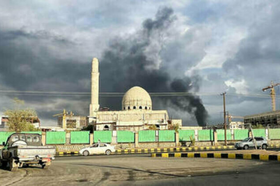 Israel strikes Yemen's presidential compound (VIDEOS)