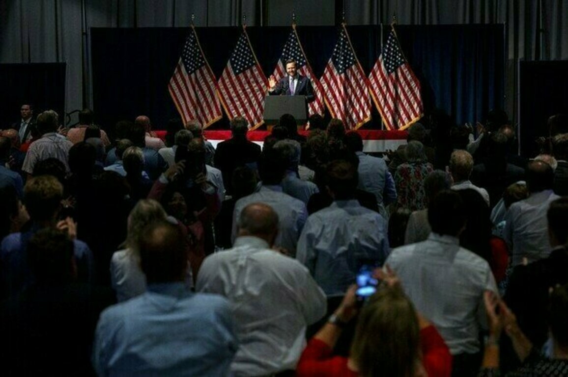 Vance flips middle finger during party speech 