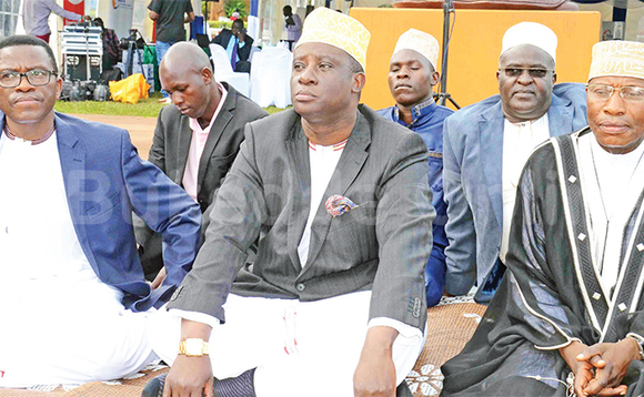 Katikkiro Mayiga (ku kkono, Omulangira Nakibinge (wakati) ne Supreme Mufti Ndirangwa. Katikkiro Mayiga (ku kkono, Omulangira Nakibinge (wakati) ne Supreme Mufti Ndirangwa.