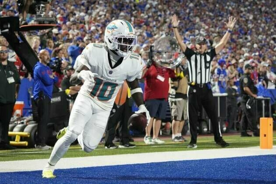 Dolphins' Tyreek Hill (personal reasons) misses practice, still expected for Jets game