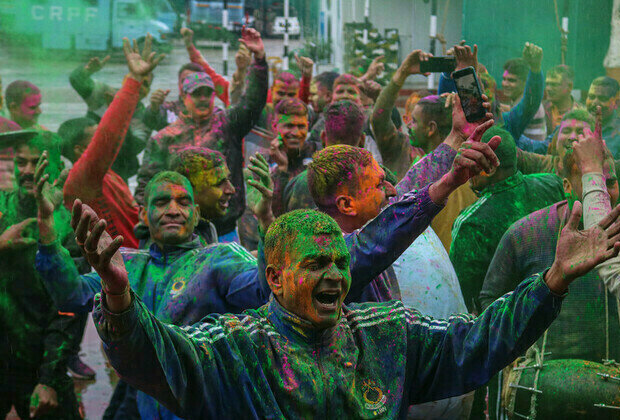 Soldiers go viral as India celebrates Holi festival 