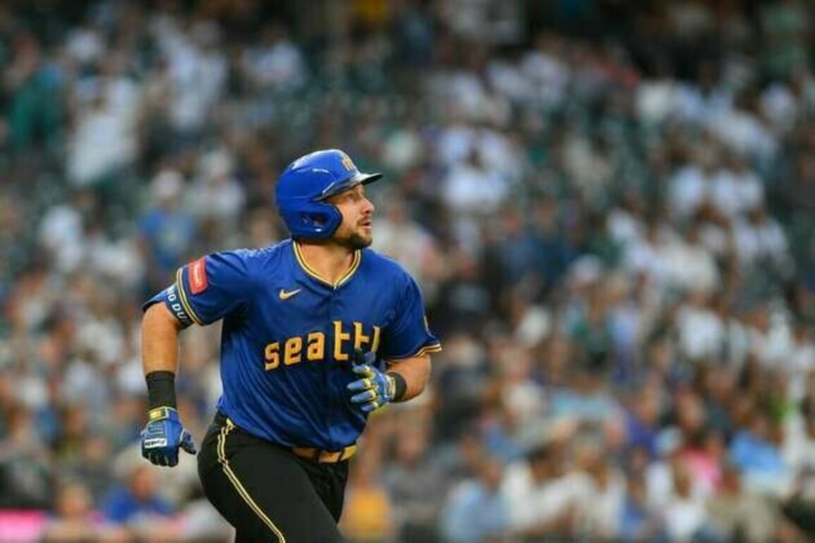 Cal Raleigh hits No. 42 as Mariners blank Rangers