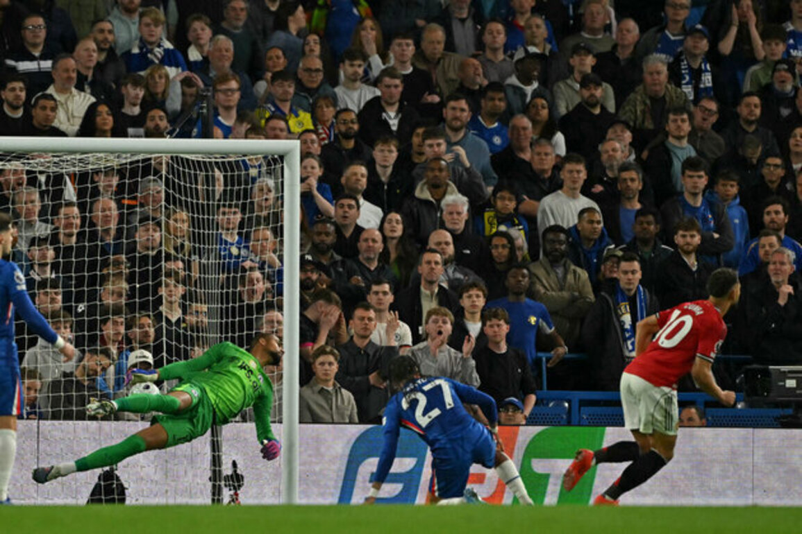 Manchester United edge Chelsea at Stamford Bridge