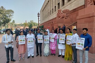 Budget Session: Maha Vikas Aghadi MPs protest in support of soybean farmers