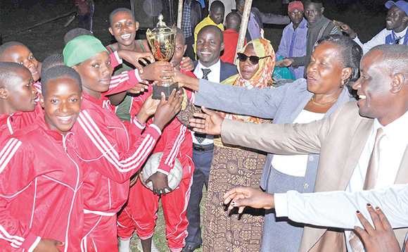 Abayizi ba Victoria College nga bakwasibwa ekikopo. Abayizi ba Victoria College nga bakwasibwa ekikopo.