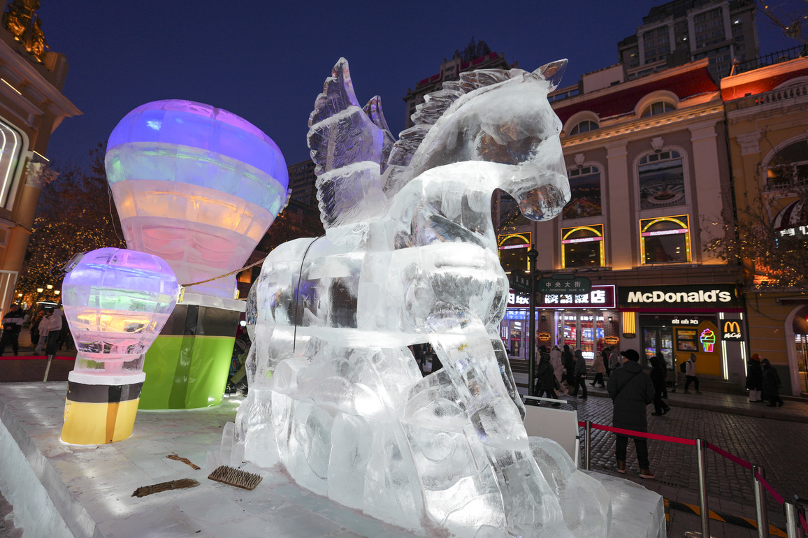 CHINA-HEILONGJIANG-HARBIN-ICE SCULPTURE (CN)