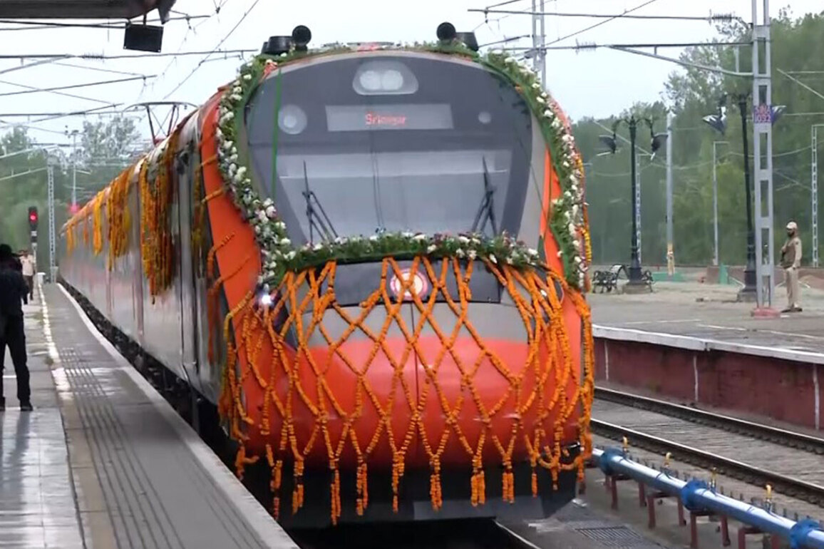 First Vande Bharat train from Jammu reaches Srinagar's Nowgam station