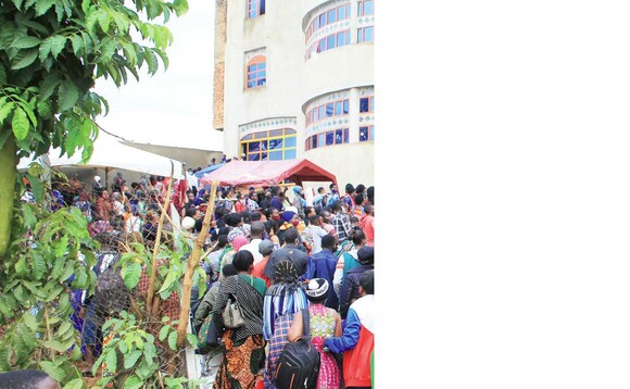 Abantu nga balwana okuyingira mu kkanisa ya Yiga e Kawaala okumukubako eriiso evannyuma. Abantu nga balwana okuyingira mu kkanisa ya Yiga e Kawaala okumukubako eriiso evannyuma.