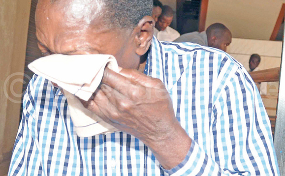 Gerrald Mayanja ng'akabiira omwana we AK47 Gerrald Mayanja ng'akabiira omwana we AK47