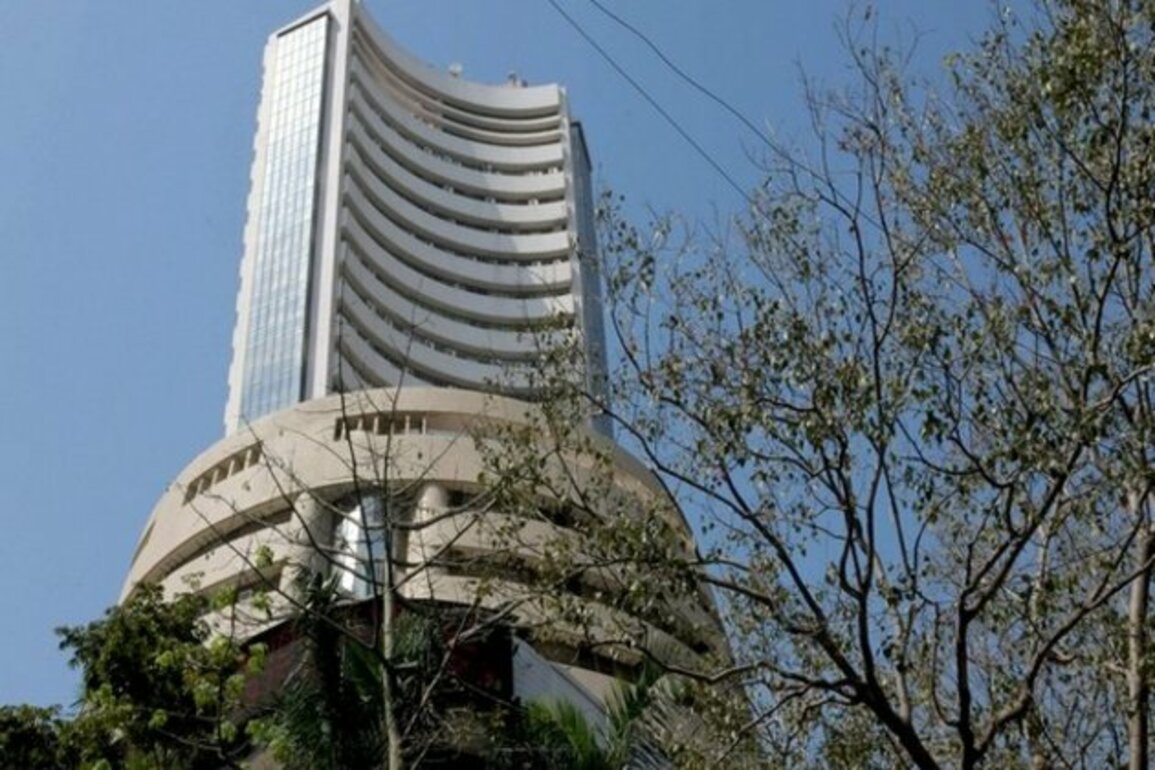 Sensex drops 142 points, tracking weak global cues