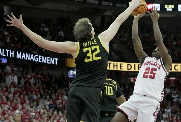 Top 25 roundup: Oregon chases down No. 11 Wisconsin in OT