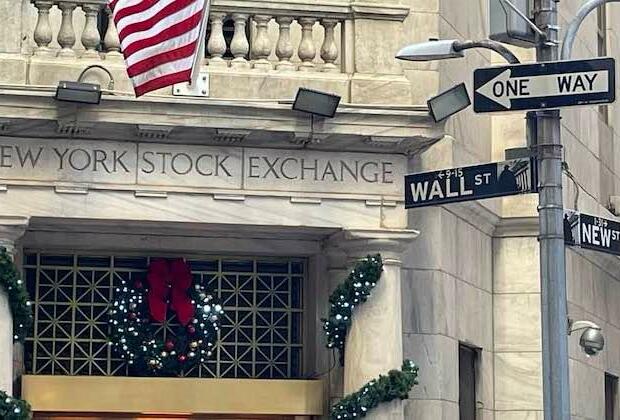 Christmas cheer on Wall Street, Dow Jones jumps 527 points