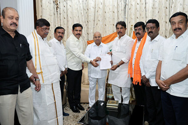 Karnataka BJP leaders meet Governor Gehlot seeking revocation of 18 MLAs from Assembly