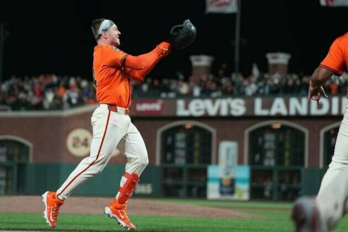 Giants continue fight for wild-card berth against Dodgers