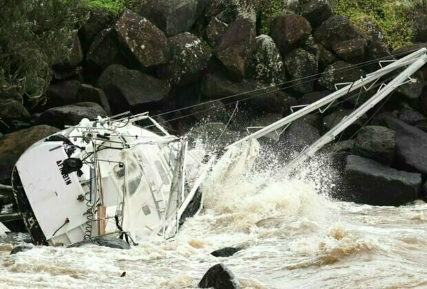 Australians told 'prepare for worst' as tropical cyclone nears