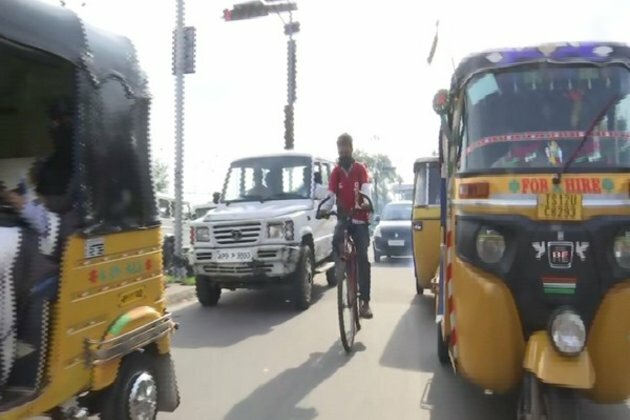 Hyderabad: BTech student delivers food on cycle to make ends meet
