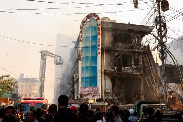 Pak: Karachi's Gul Plaza mall catches fire a month after blaze killed over 80