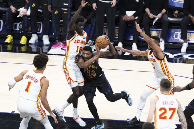 (SP)U.S.-LOS ANGELES-BASKETBALL-NBA-LAKERS VS HAWKS