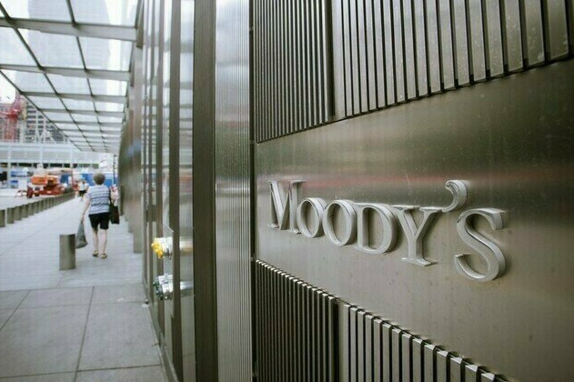 US on precipice of recession  Moodys