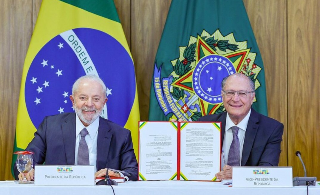 Presidente Lula e vice-presidente Alckmin em solenidade de assinatura do decreto que regulamenta debêntures para projetos de minerais estratégicos/Divulgação