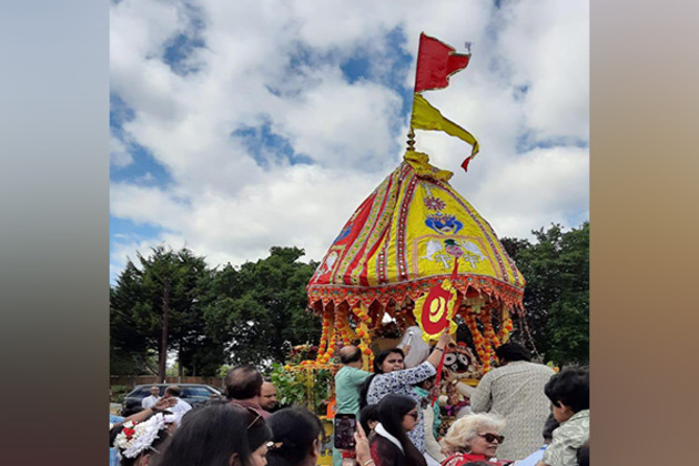 UK: Over 1,000 devotees join Rath Yatra celebrations; Indian Deputy High Commissioner performs Chhera Paharna ritual