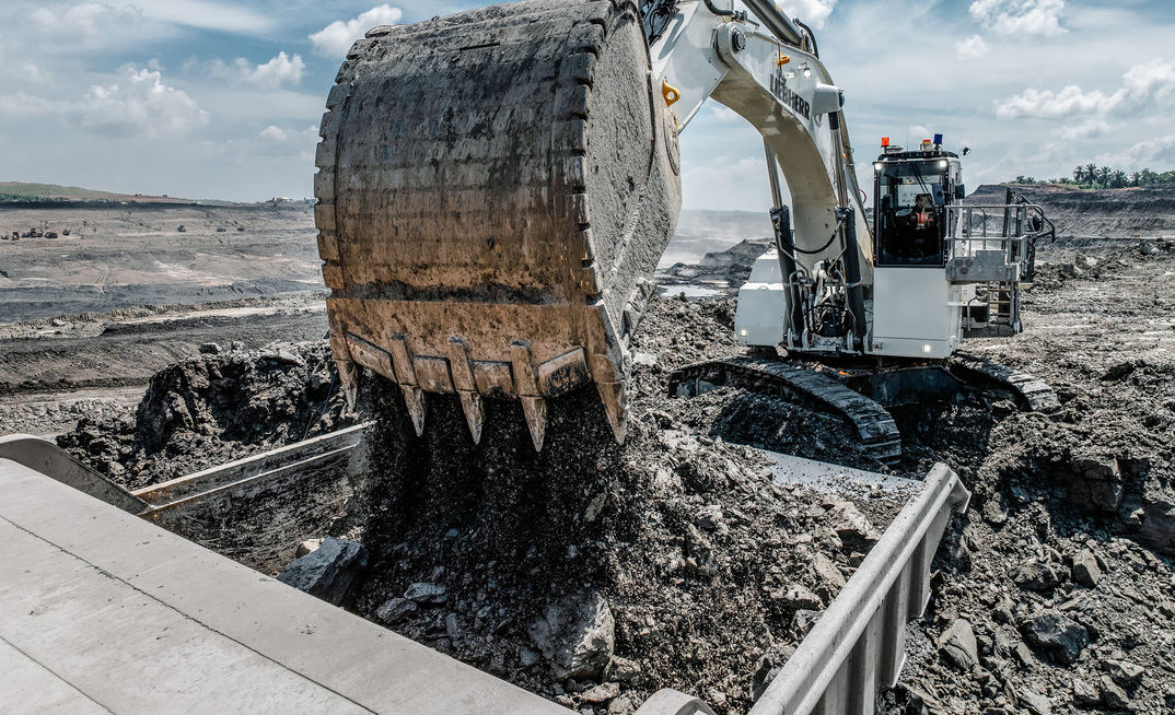 The R 9100 G8 excavator is now for sale