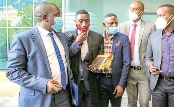 Balooya ba Kyagulanyi, George Musisi (ku kkono) ne Fredrick Robert, muganda wa Kyagulanyi, Fred Sentamu Nyanzi (wakati), omuwandiisi wa NUP, Gen. David Lewis Rubongoya, n;omwogezi wa NUP, Jowel Senyonyi (ku ddyo). Balooya ba Kyagulanyi, George Musisi (ku kkono) ne Fredrick Robert, muganda wa Kyagulanyi, Fred Sentamu Nyanzi (wakati), omuwandiisi wa NUP, Gen. David Lewis Rubongoya, n;omwogezi wa NUP, Jowel Senyonyi (ku ddyo).