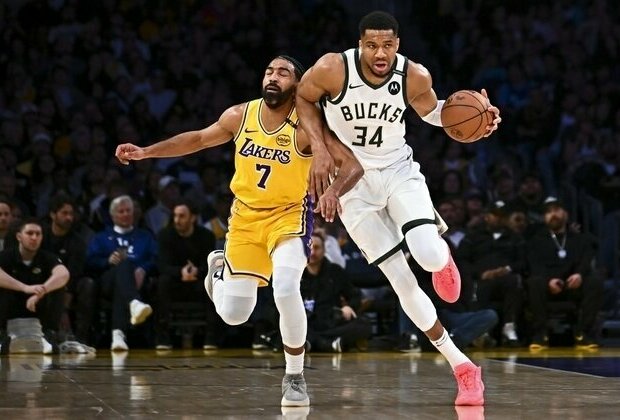 Giannis Antetokounmpo, Bucks blast star-less Lakers