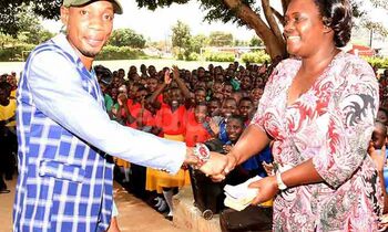 Omugagga Bryan White ng'akwasa abaddukanya essomero ssente Omugagga Bryan White ng'akwasa abaddukanya essomero ssente